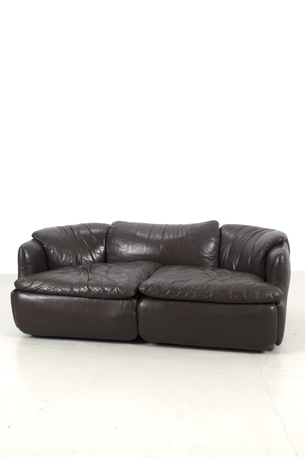 Confidential sofa by Saporiti
