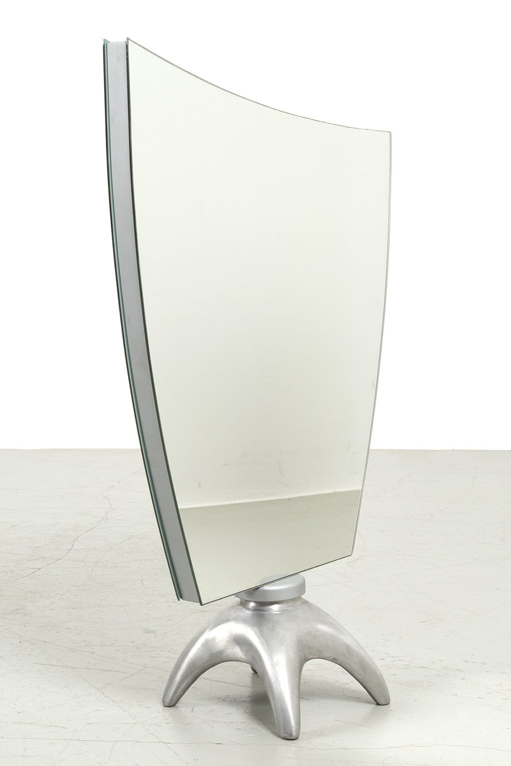 Rotatable table mirror