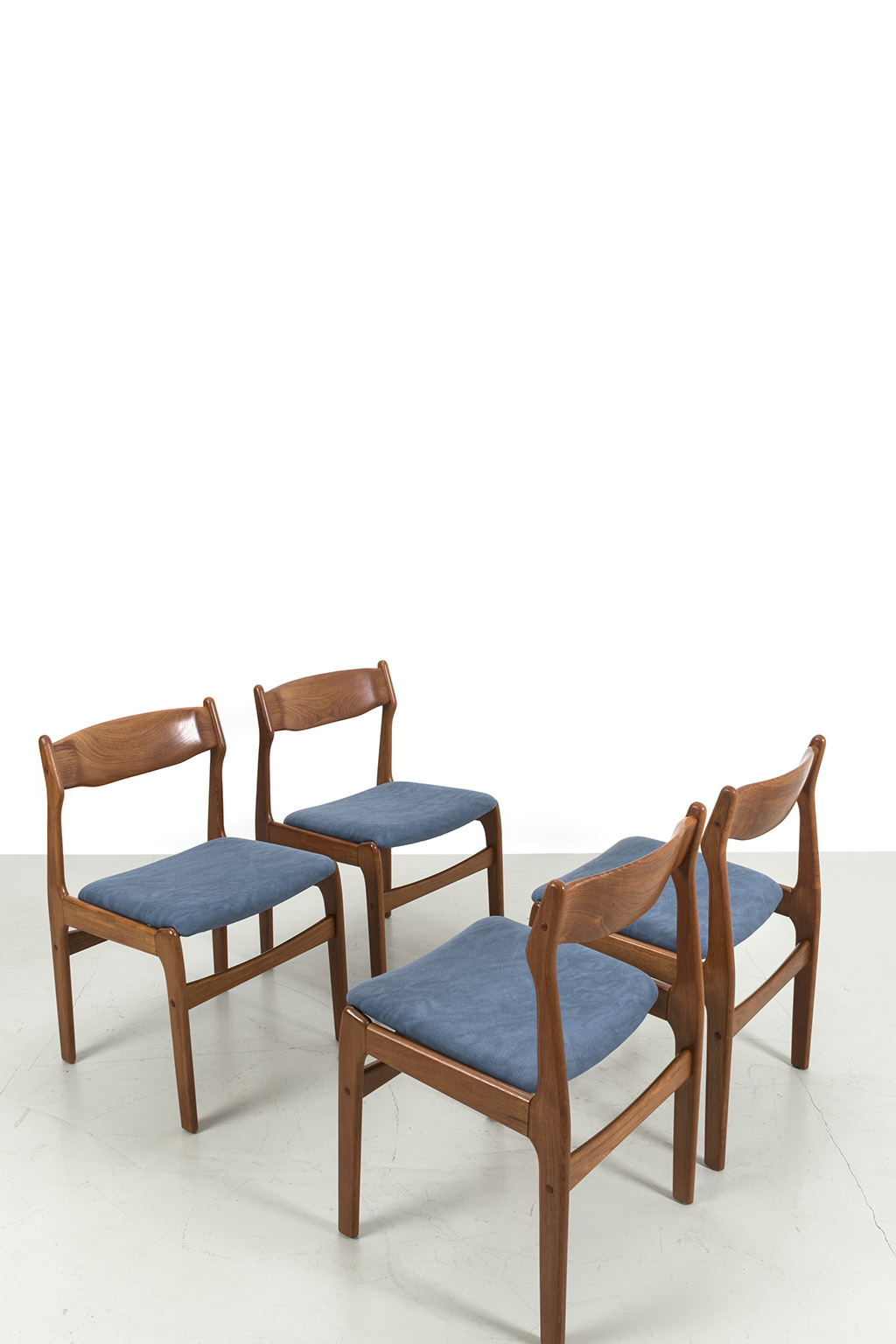 Set van 4 robuste Deense stoelen met nieuwe bekleding