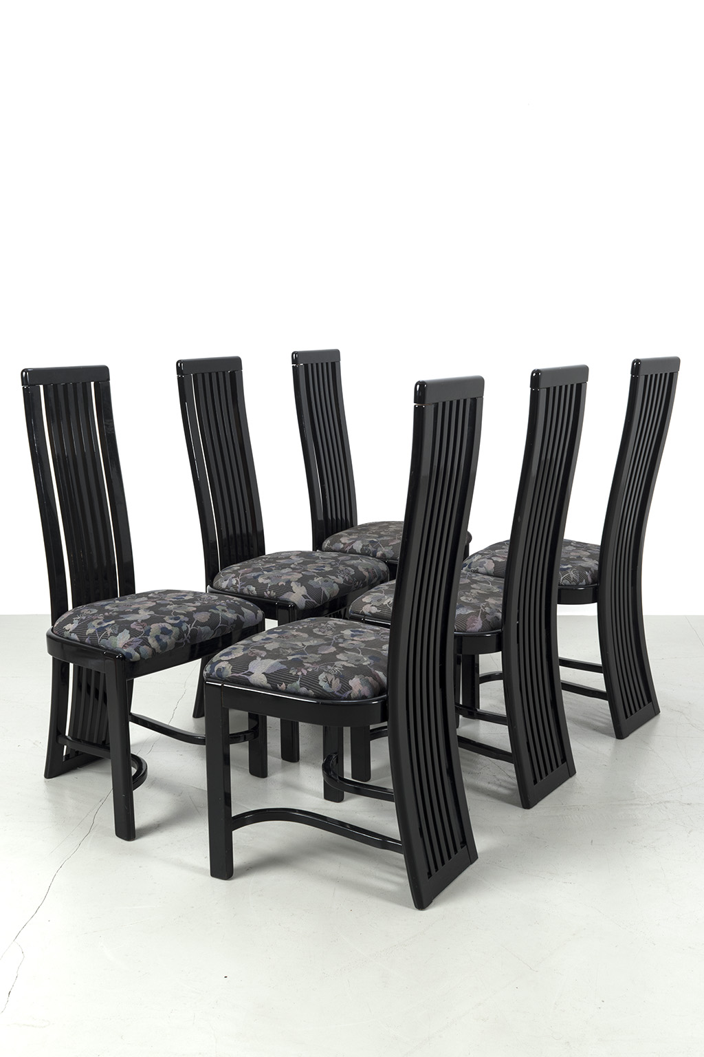 Set zwarte stoelen in Italiaanse stijl.