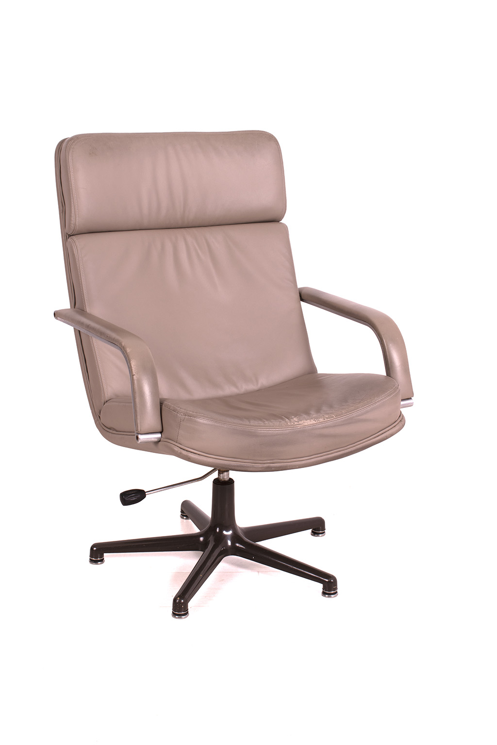 Comfortable F141 Artifort arm chair