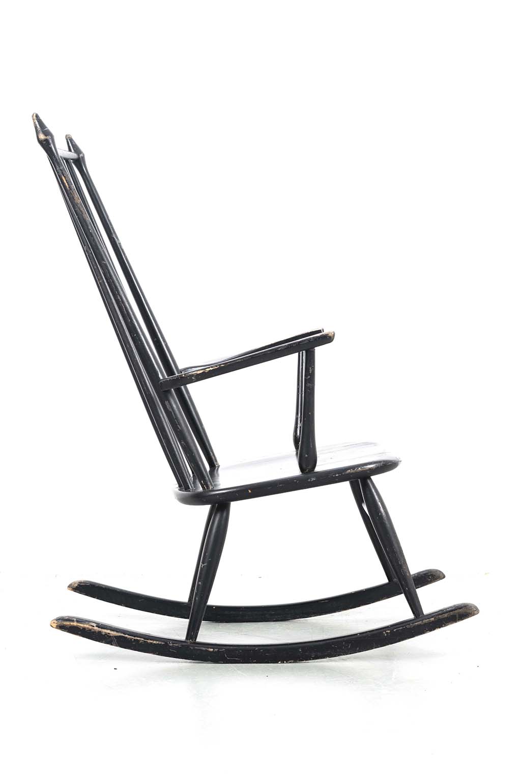 bak Voornaamwoord uitdrukking Scandinavische schommelstoel met houten spijlen - Decennia Design
