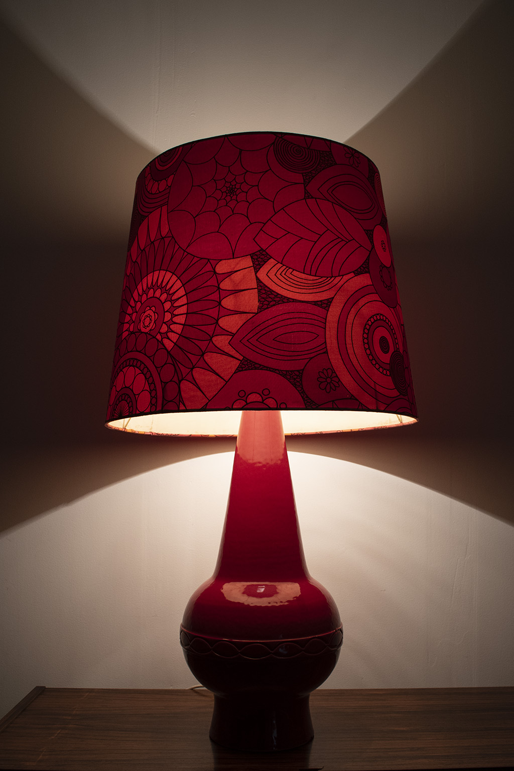 Canberra langzaam morfine Vrolijke rode keramiek tafellamp - Decennia Design