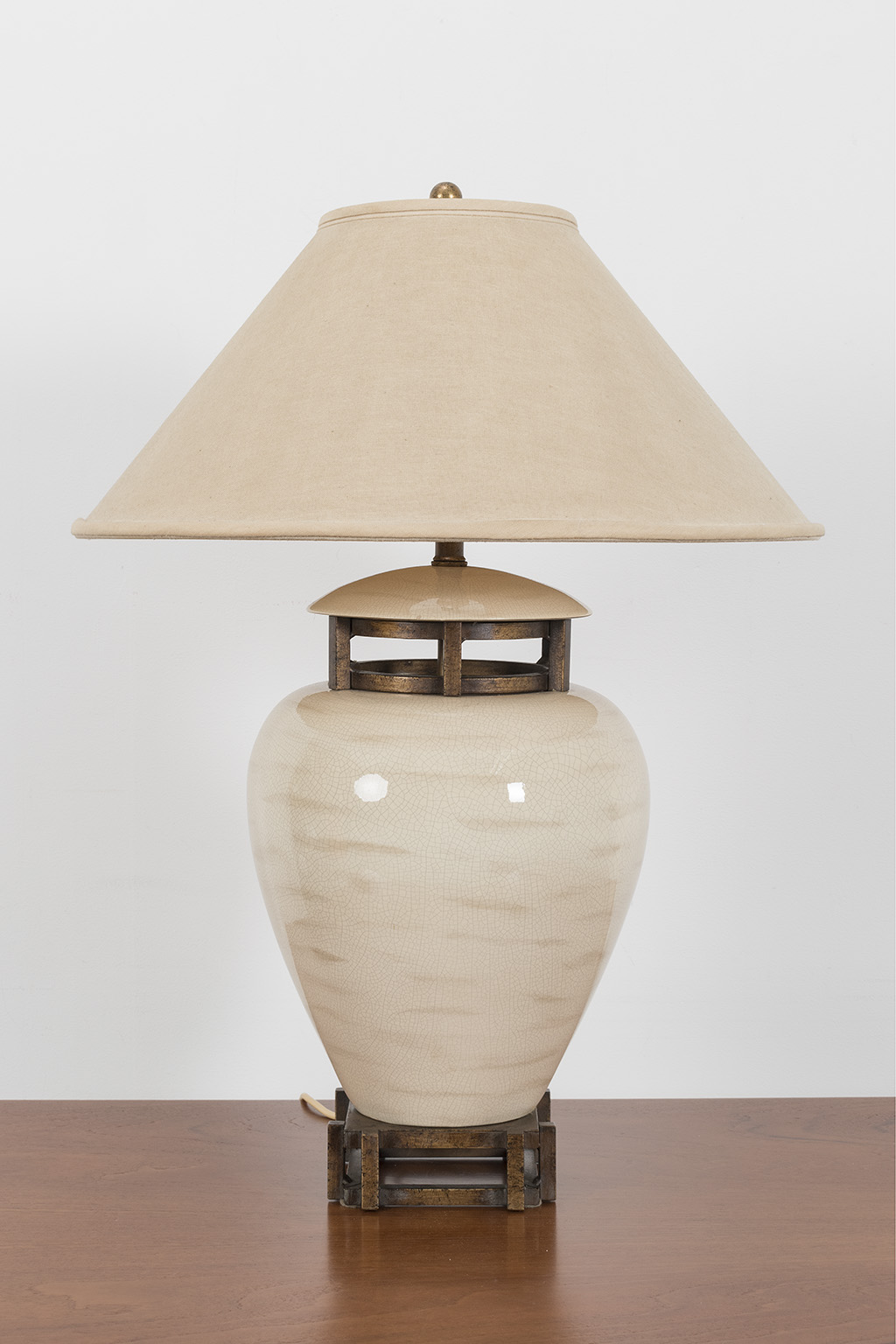 Ceramic table lamp with classic shapes