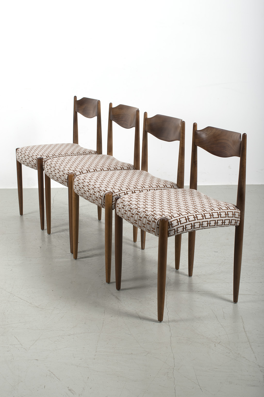 Set van 4 notenhout stoelen