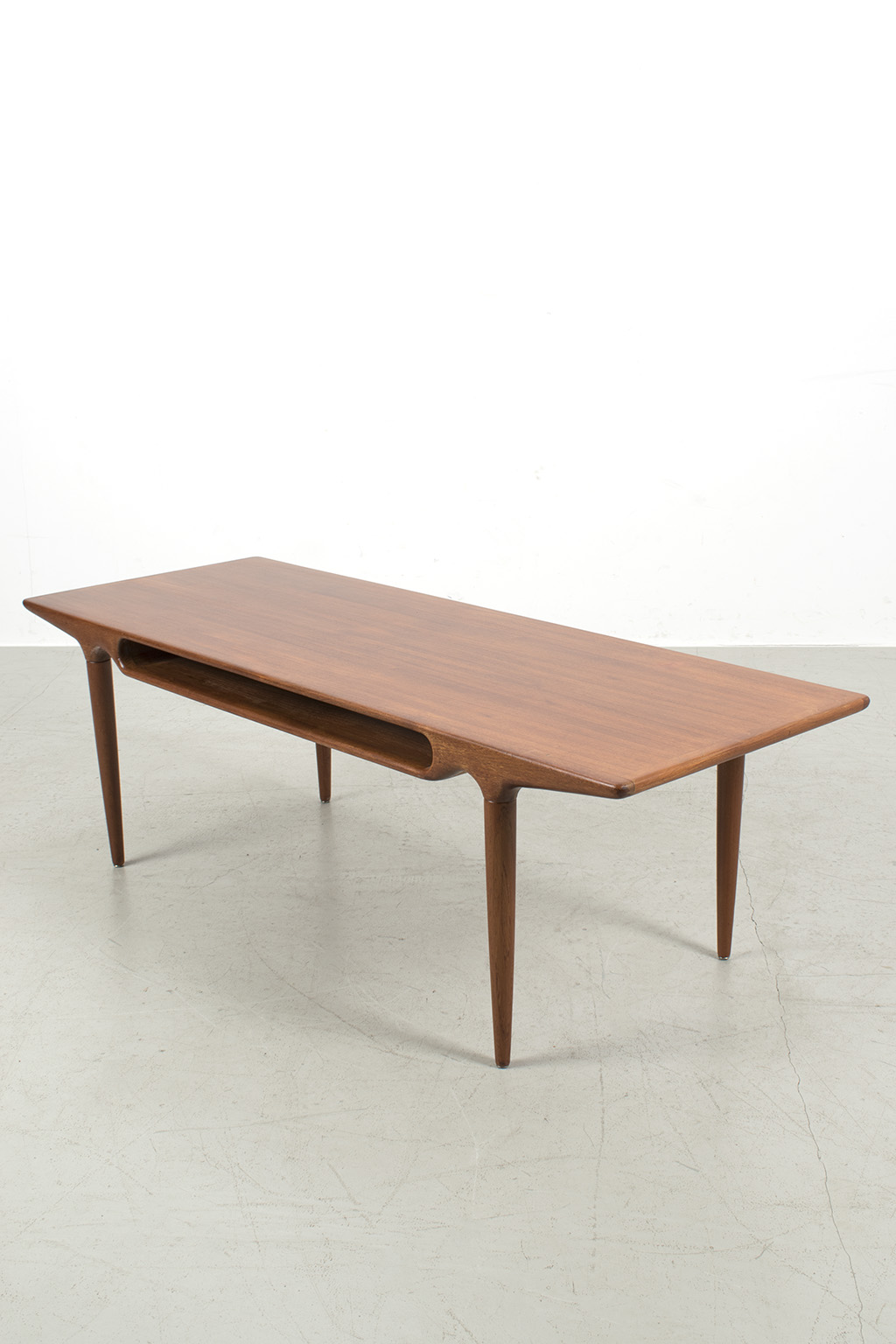 Coffee table mod. 240 by Johannes Andersen
