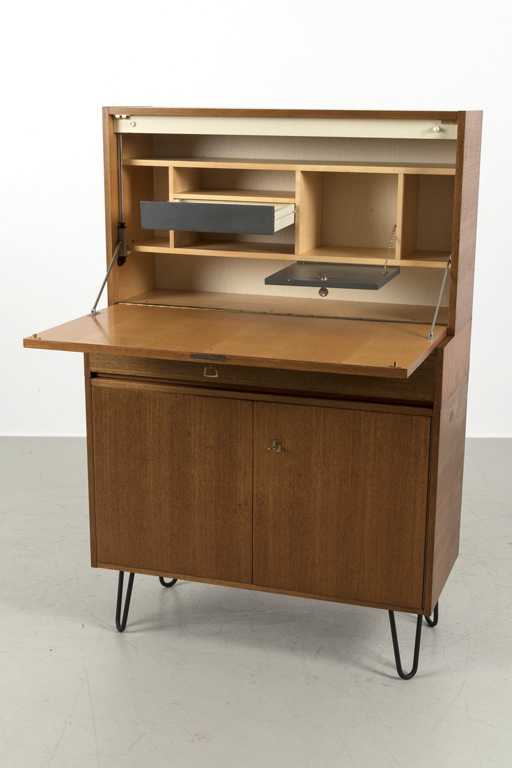 69410 Multifunctionele kast met deuren brede lade en klepkast04