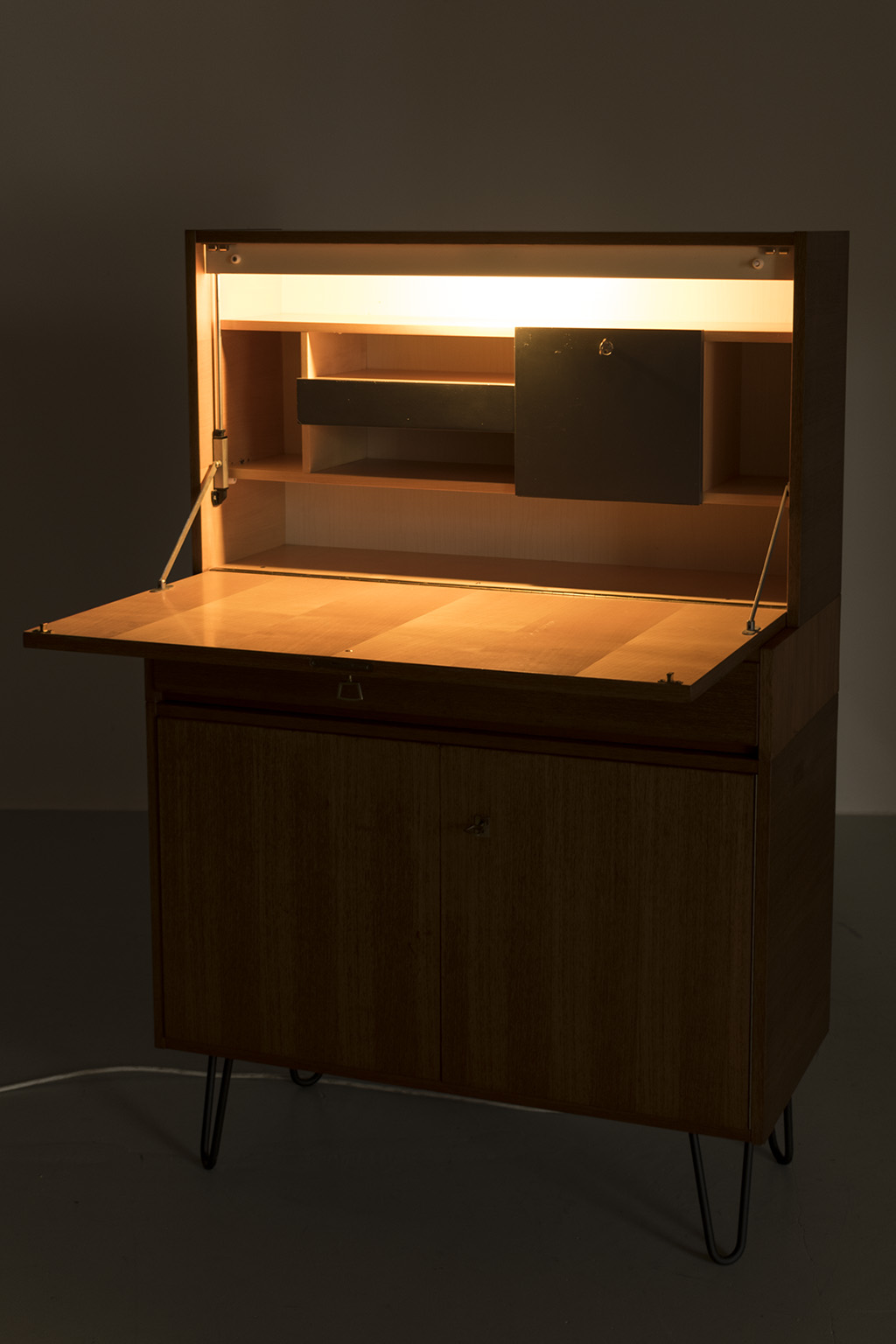 69410 Multifunctionele kast met deuren brede lade en klepkast05