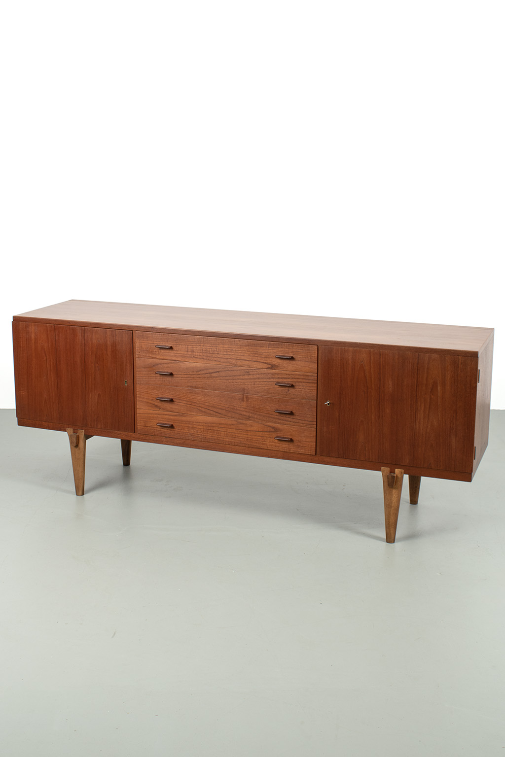 71431 Wegner dressoir 01