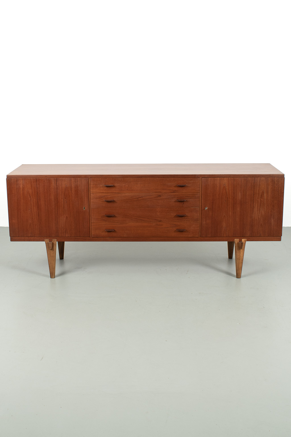 71431 Wegner dressoir 02