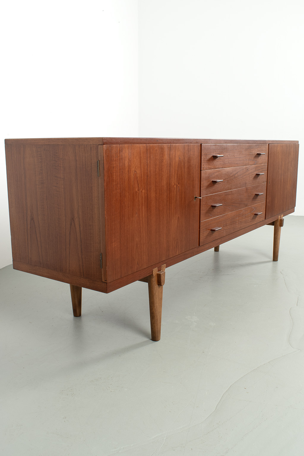 71431 Wegner dressoir 03