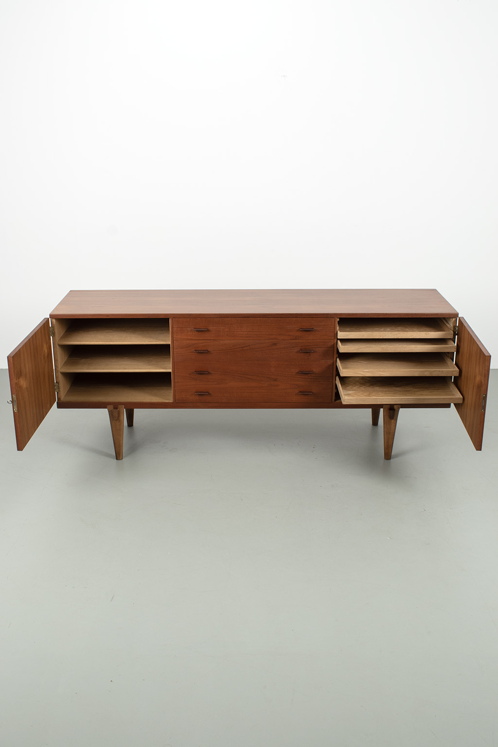 71431 Wegner dressoir 05