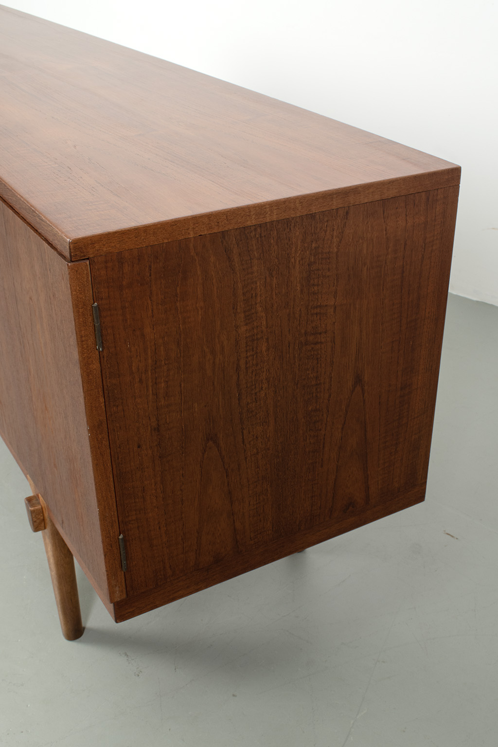 71431 Wegner dressoir 07