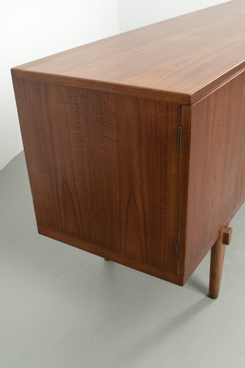 71431 Wegner dressoir 08