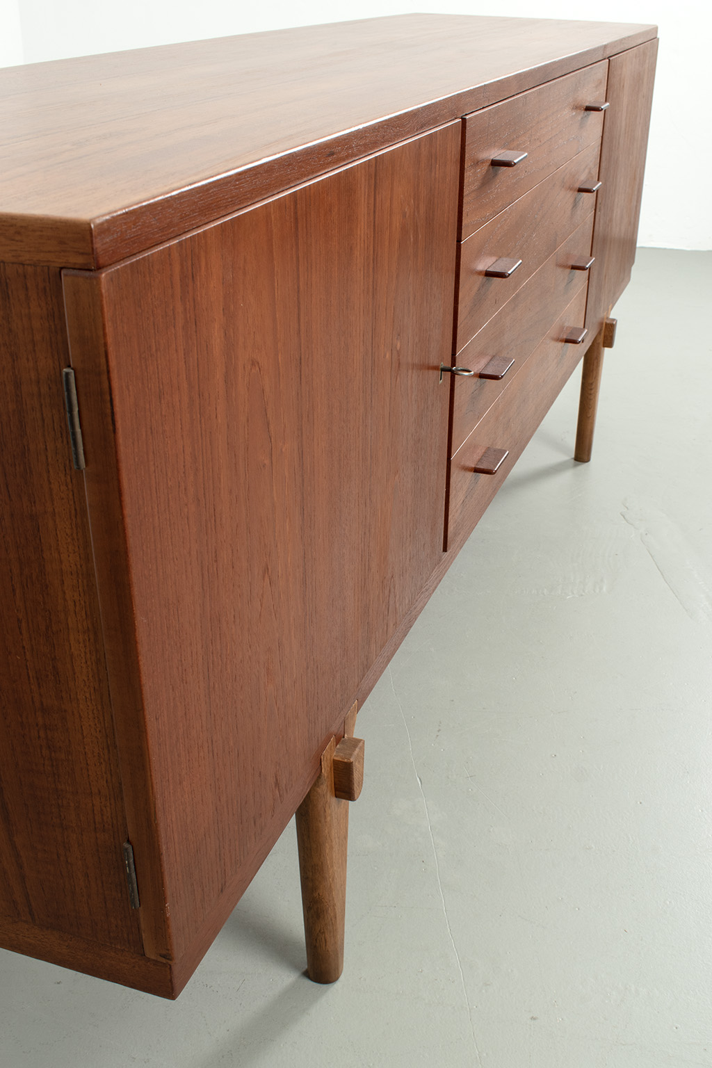 71431 Wegner dressoir 09
