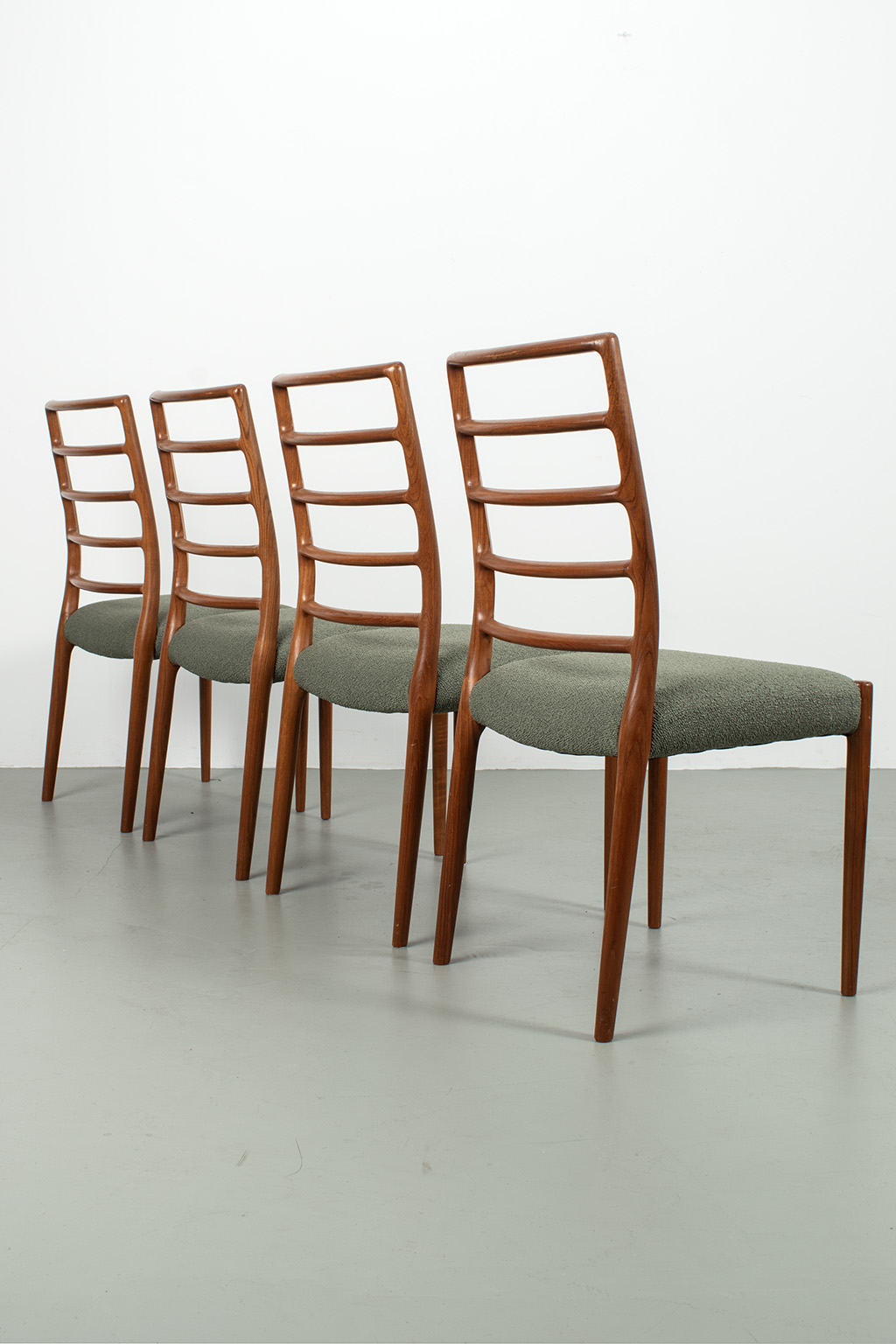 71550 Moller nr82 stoelen 02