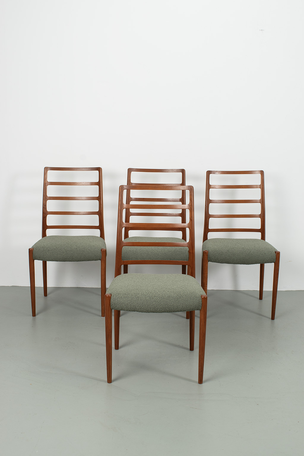 71550 Moller nr82 stoelen 06