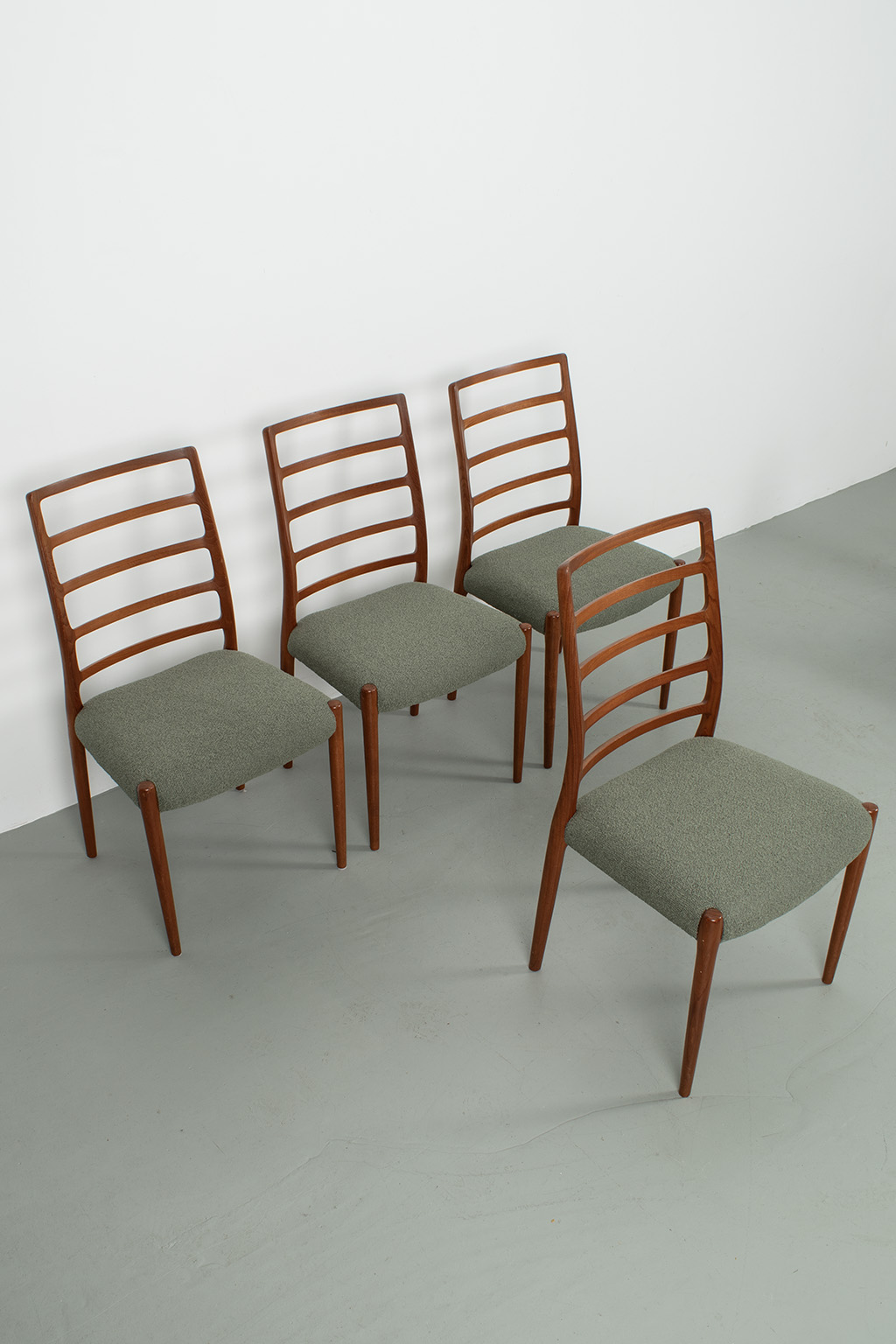 71550 Moller nr82 stoelen 07