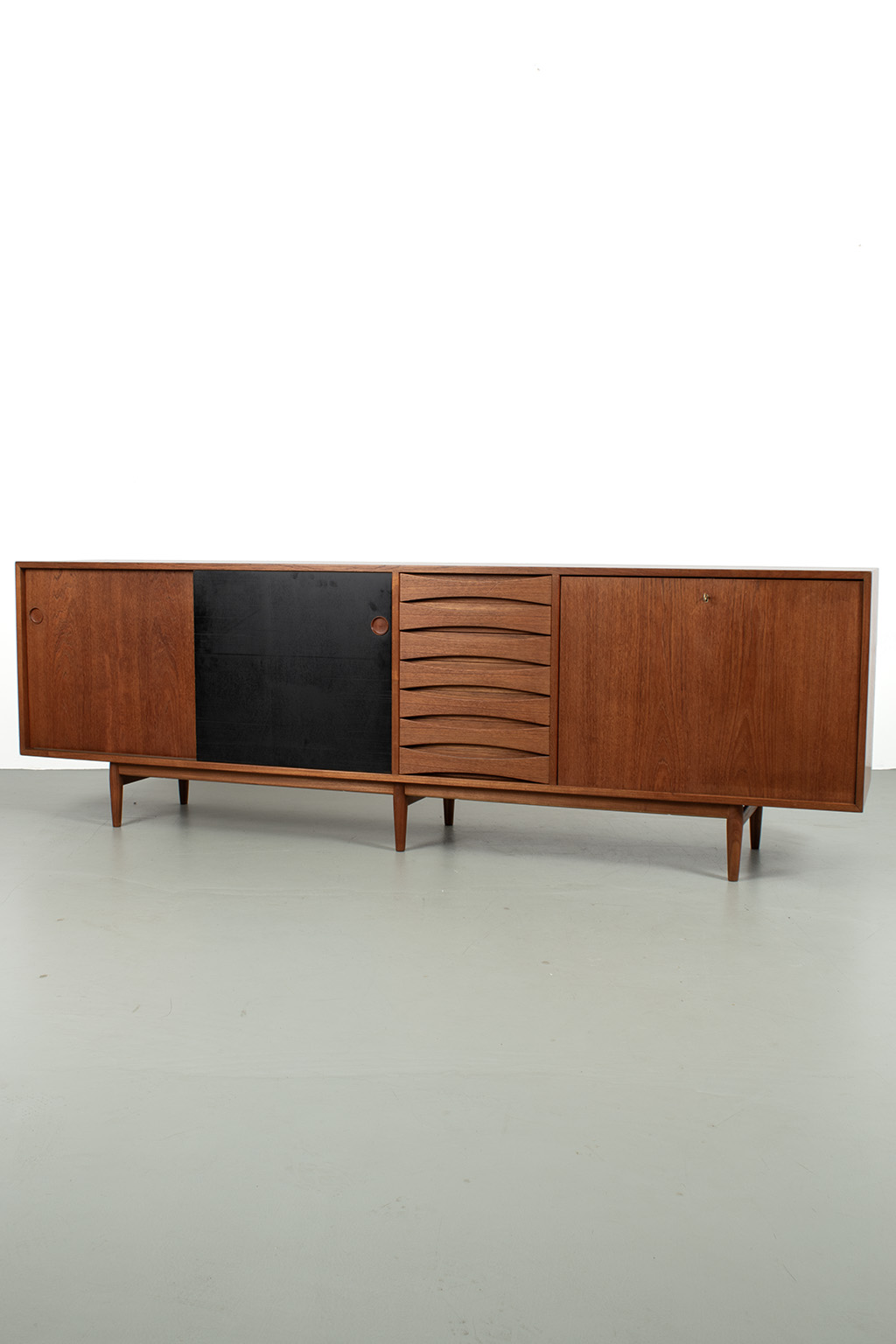71566 Arne Vodder sideboard 01