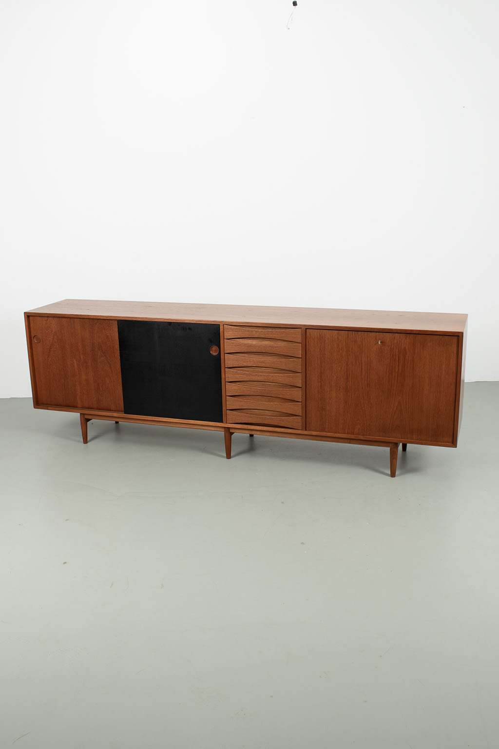 71566 Arne Vodder sideboard 02
