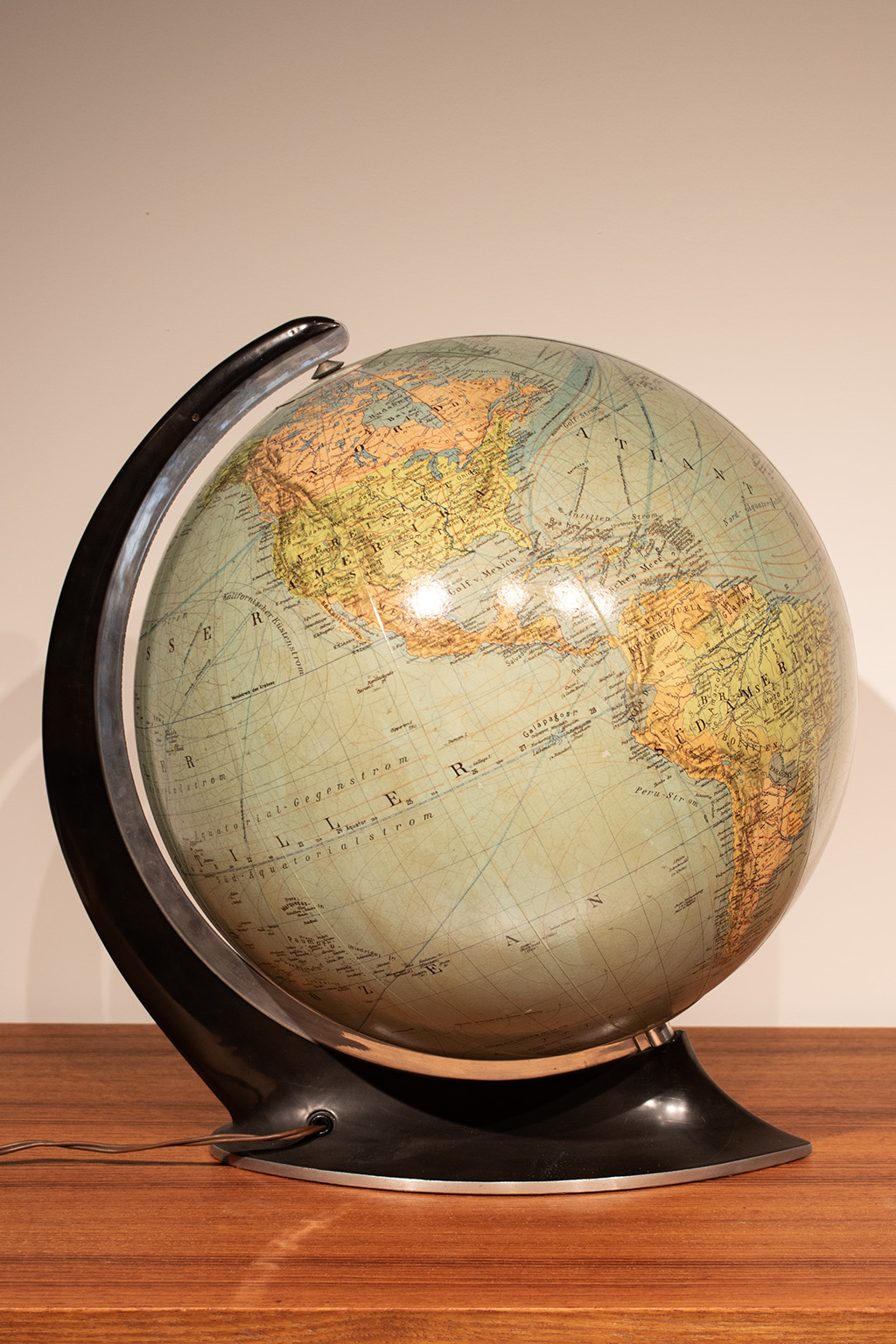 68186 Columbus globe 01