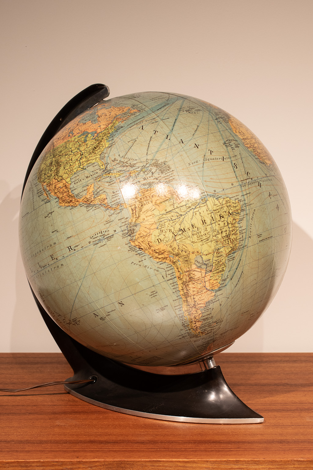 68186 Columbus globe 02