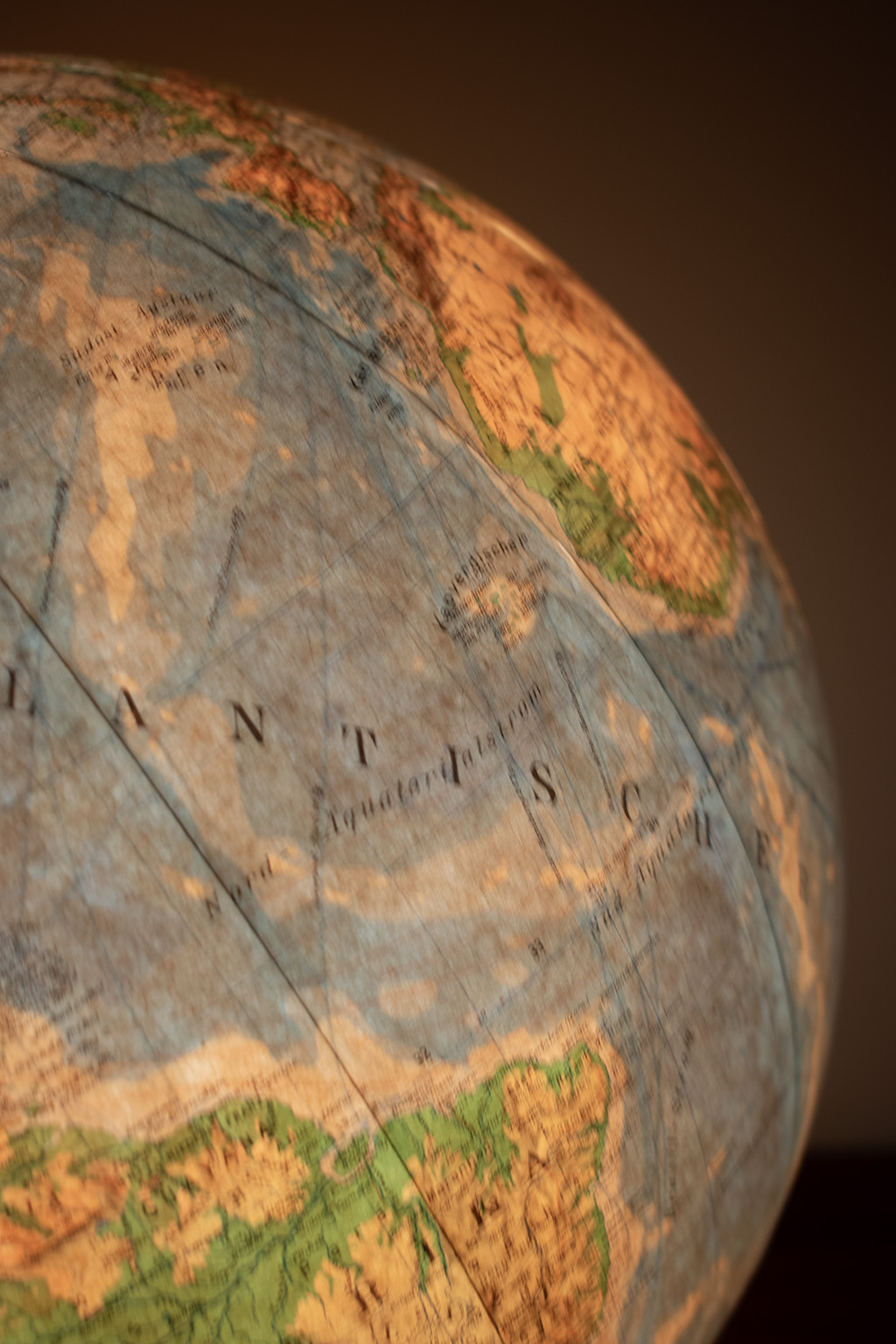 68186 Columbus globe 04