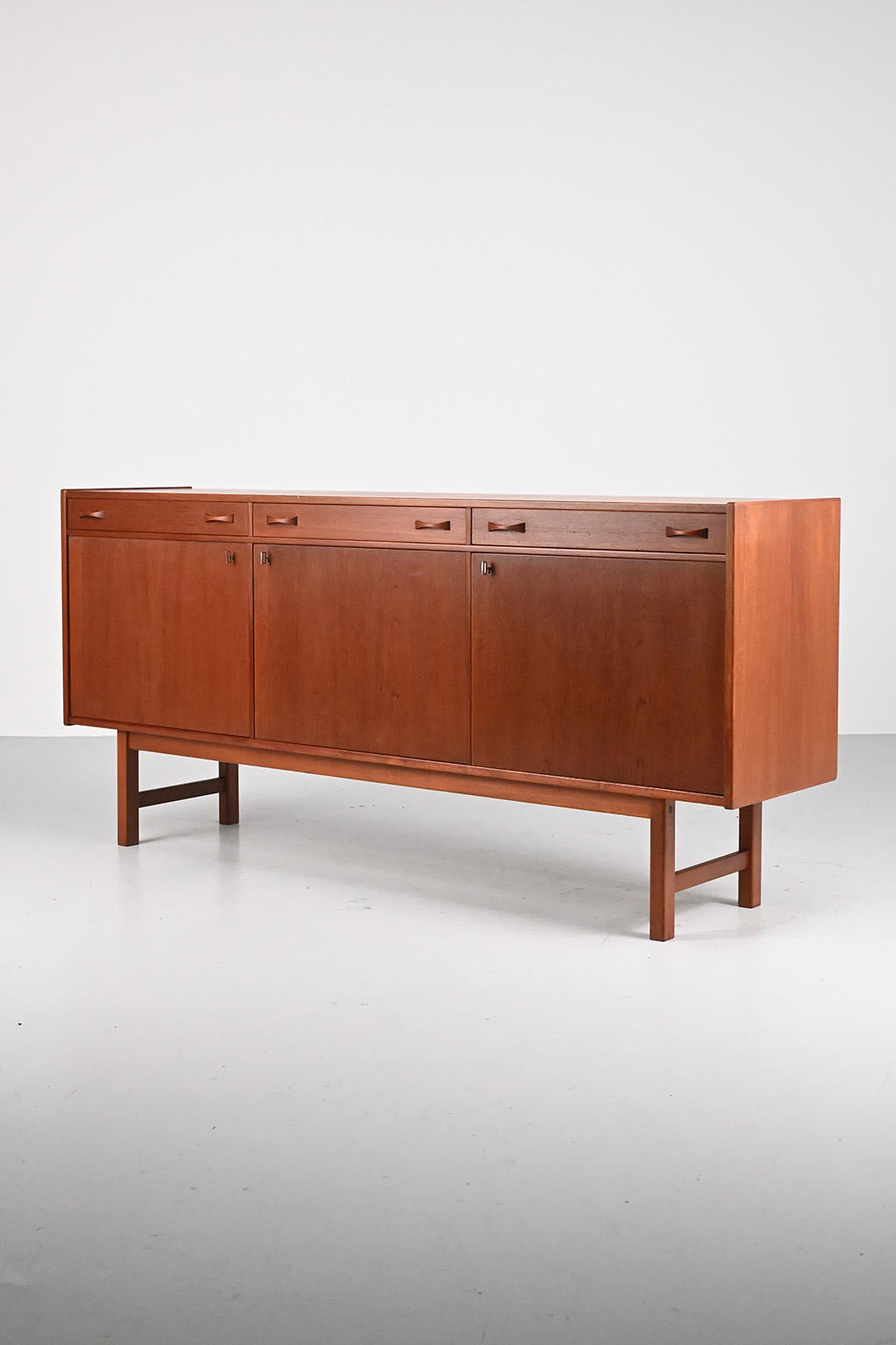 72294 Ulferts model 823 dressoir 01