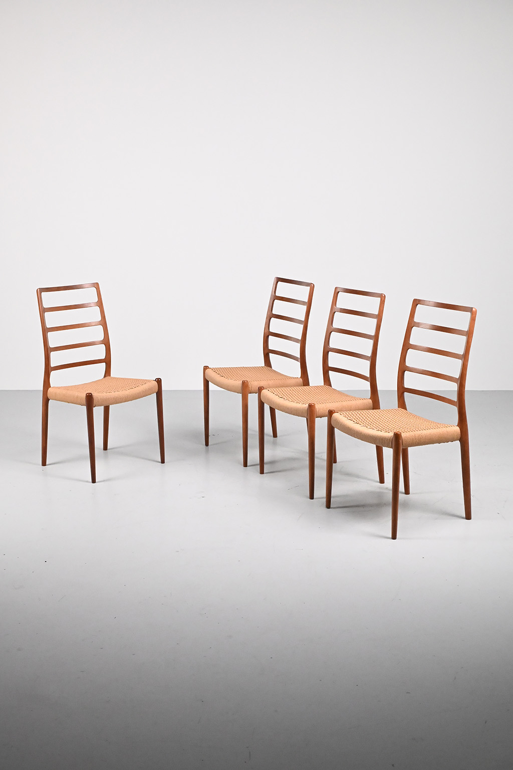 72339 Moller model 82 stoelen 01