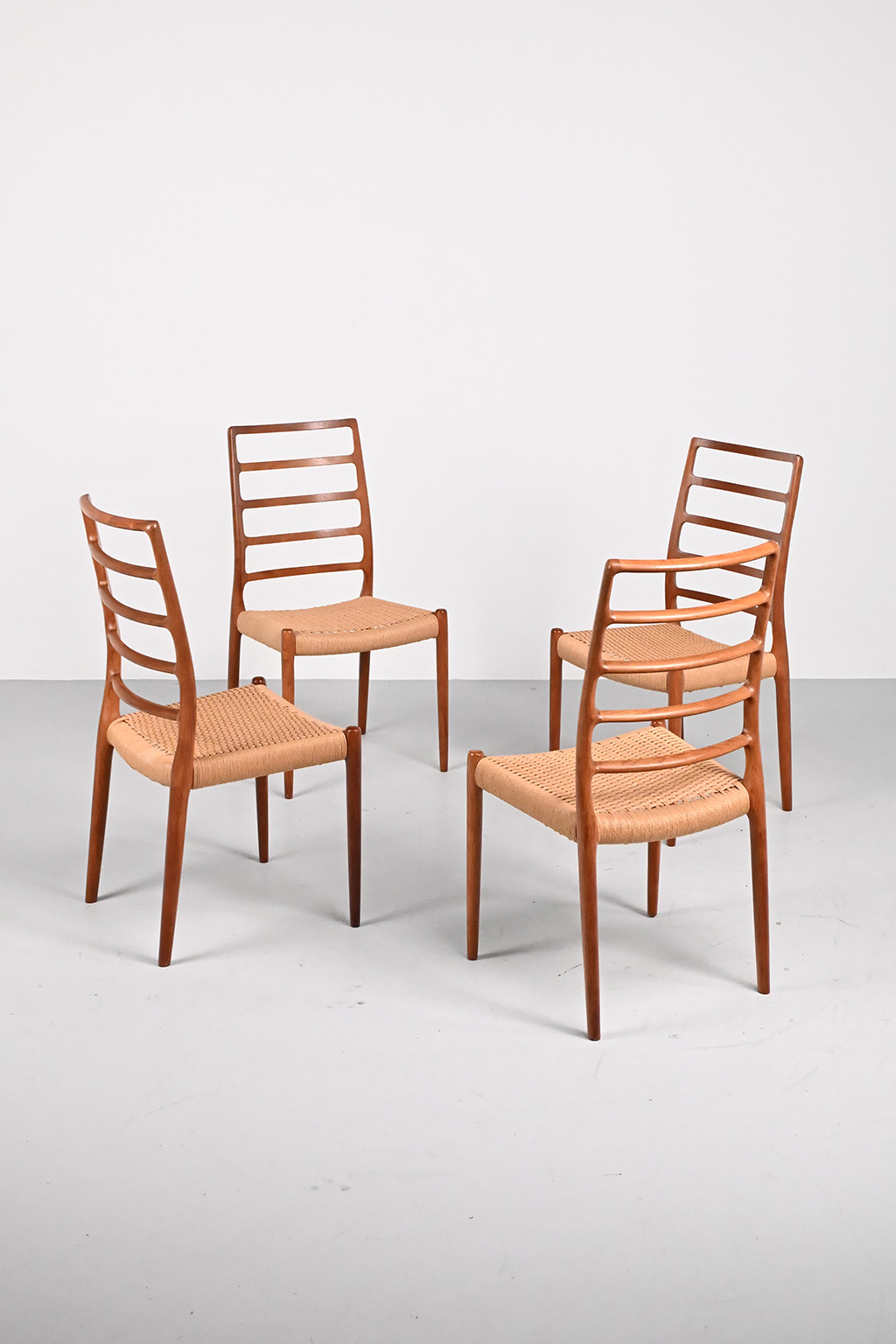 72339 Moller model 82 stoelen 02