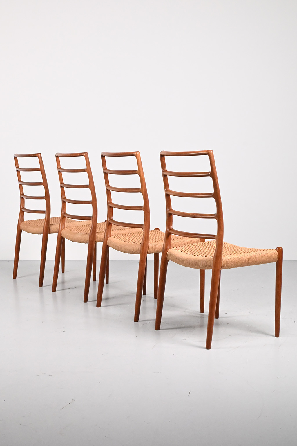 72339 Moller model 82 stoelen 04