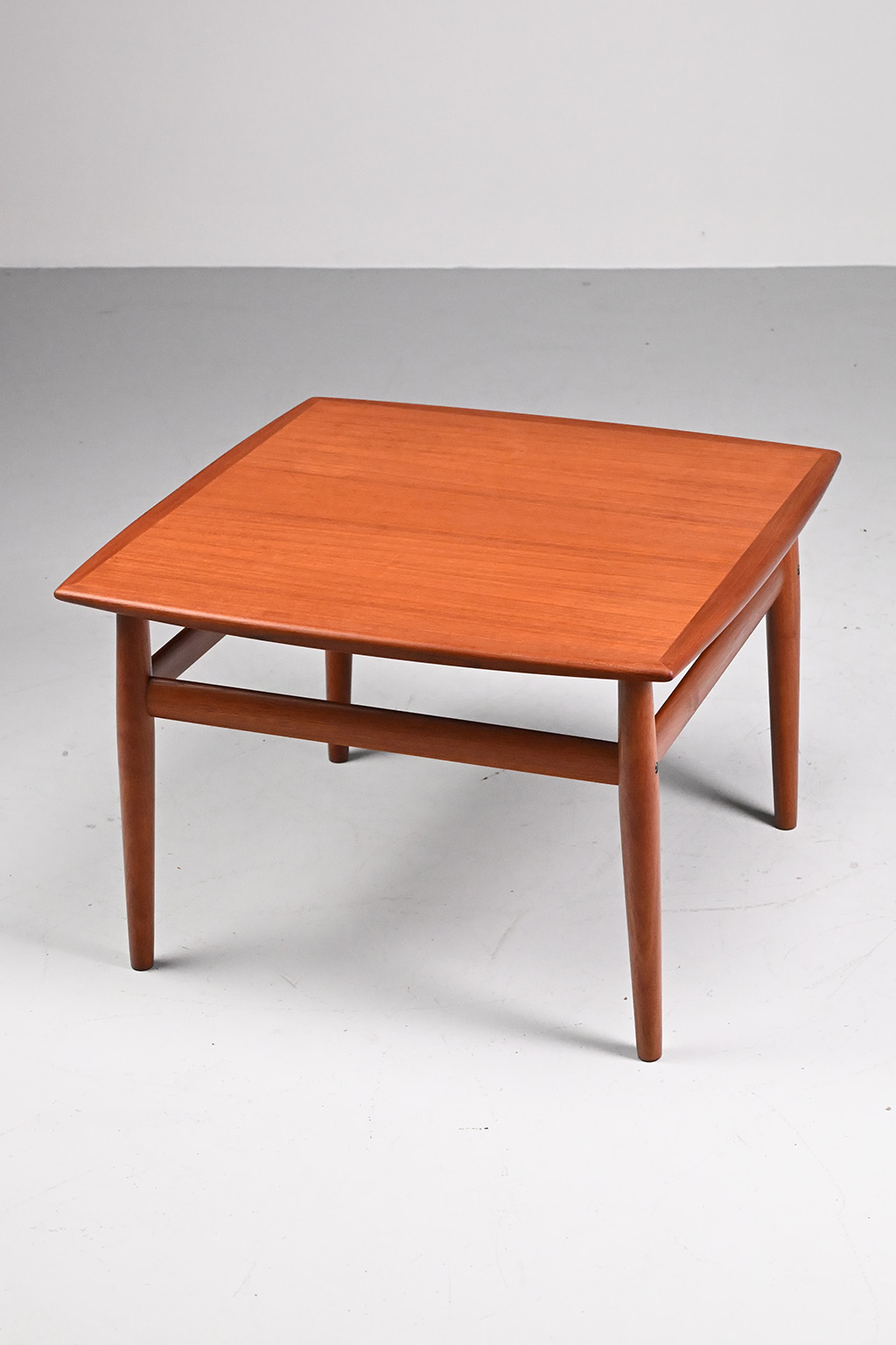72377 Grete Jalk salontafel 01