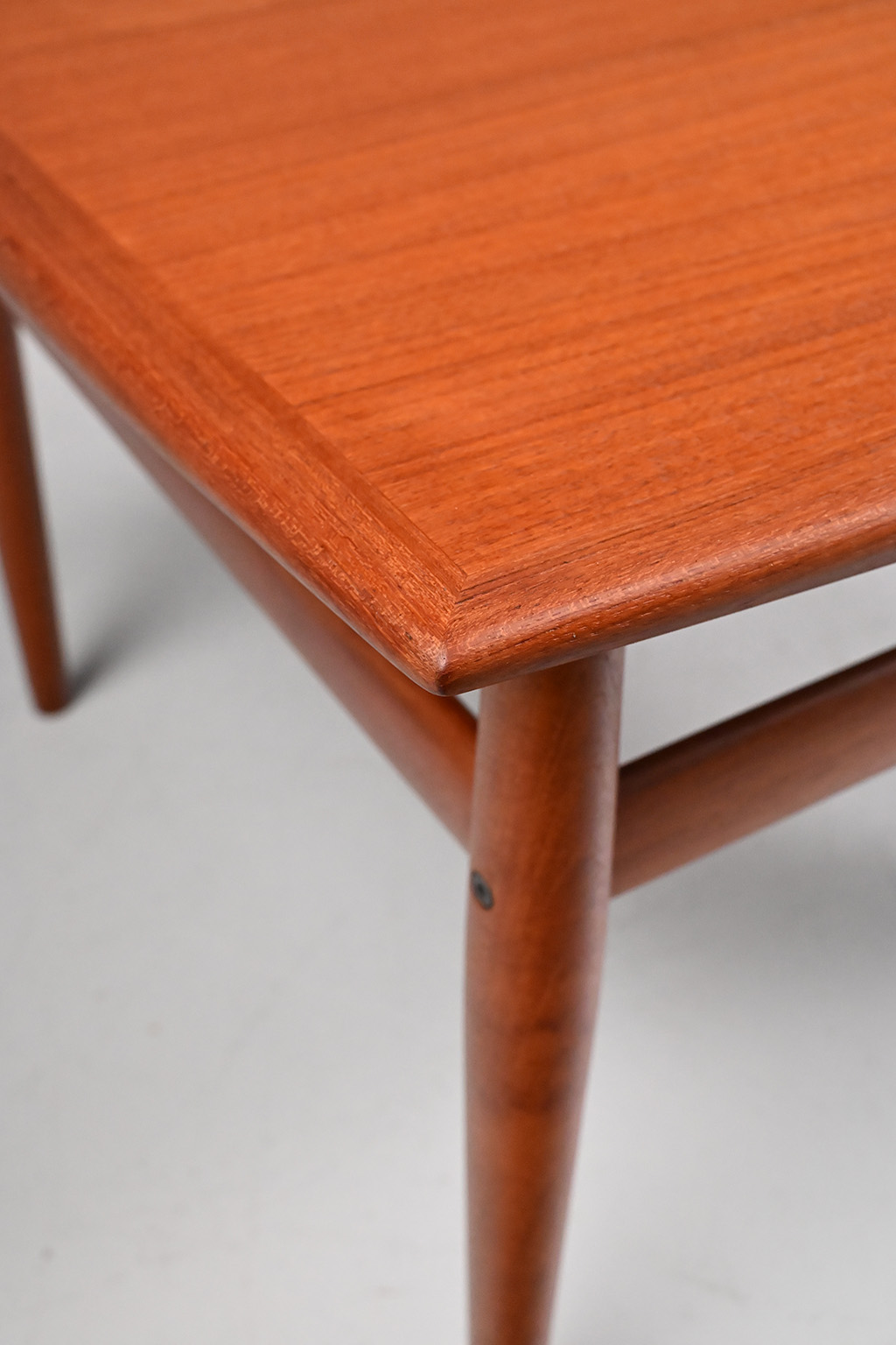 72377 Grete Jalk salontafel 04
