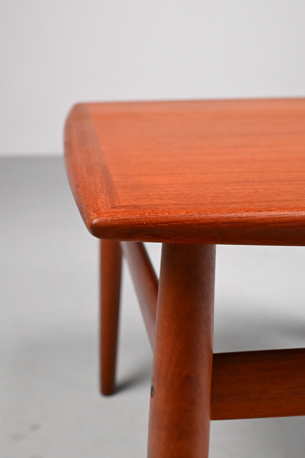 72377 Grete Jalk salontafel 05