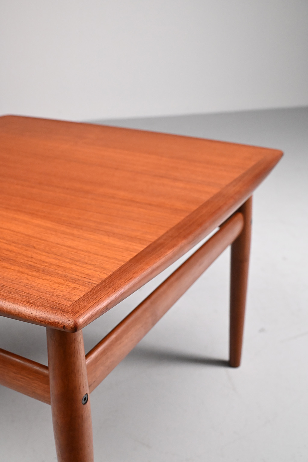72377 Grete Jalk salontafel 08