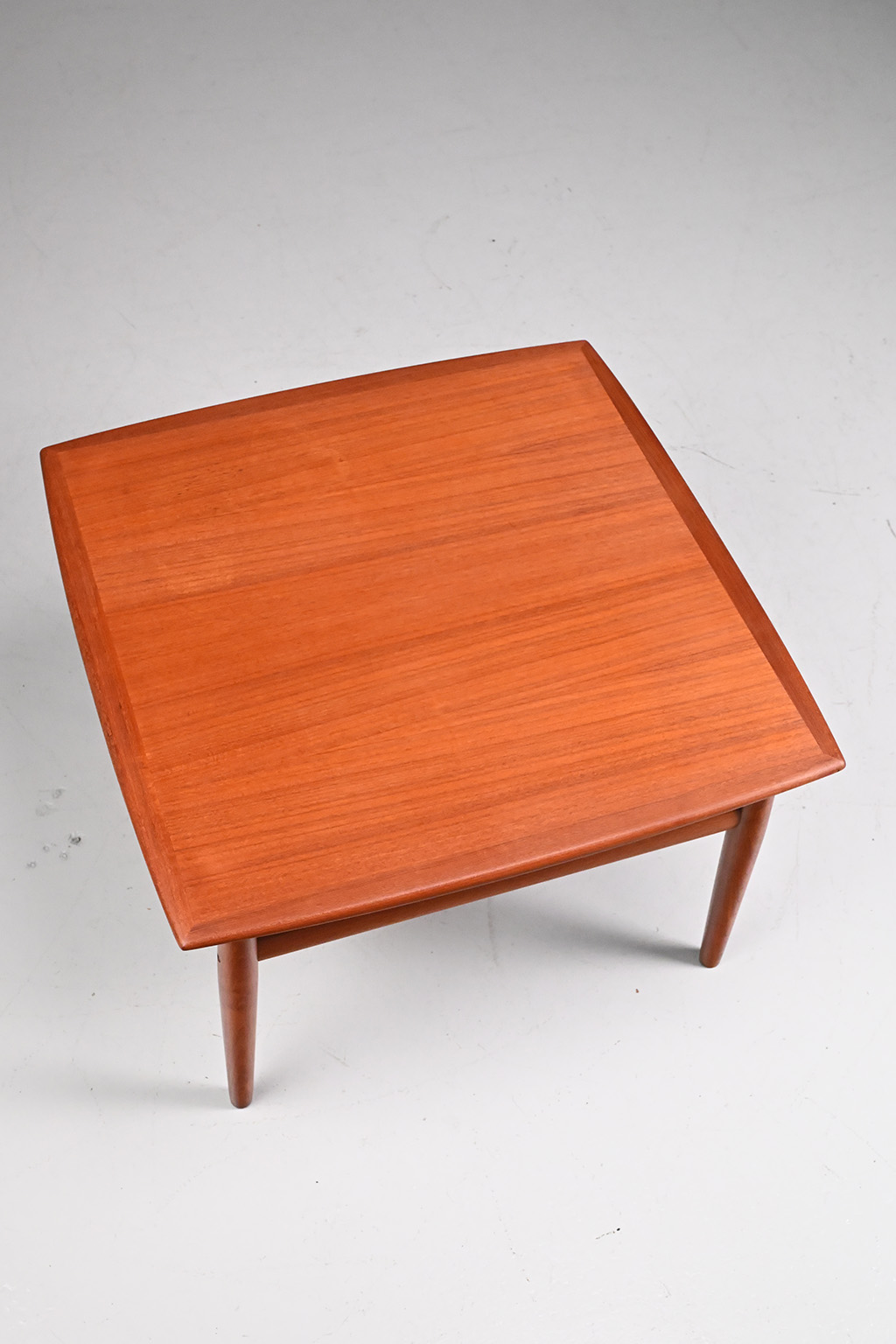 72377 Grete Jalk salontafel 09