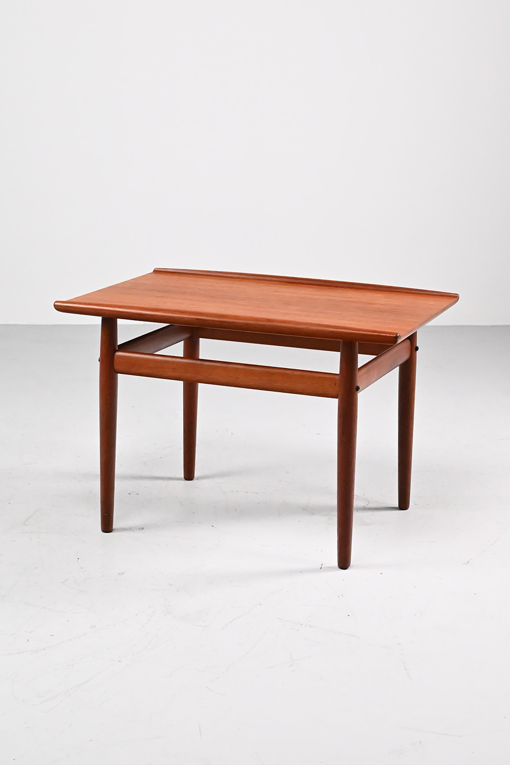 72409 Grete Jalk bijzettafel 01