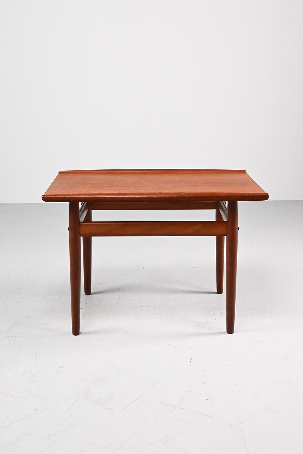 72409 Grete Jalk bijzettafel 03