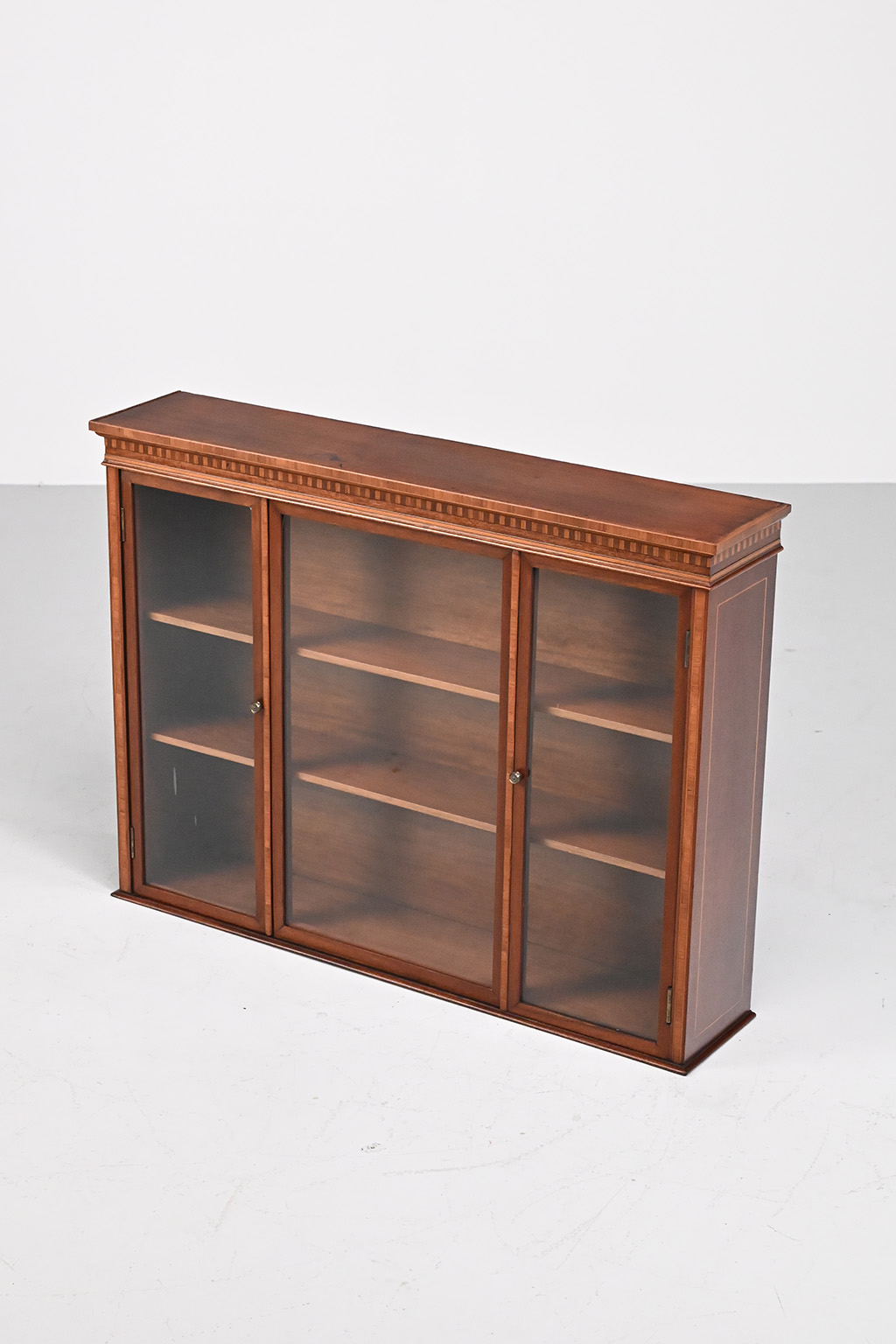 72436 Antieke vitrine hangkast 01