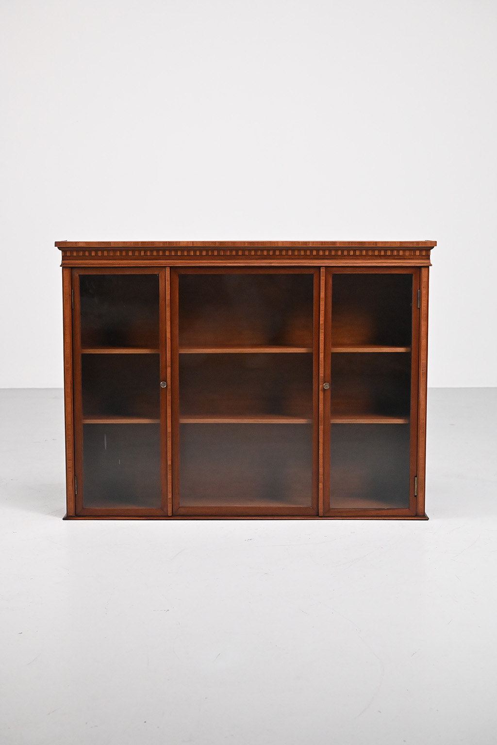72436 Antieke vitrine hangkast 02