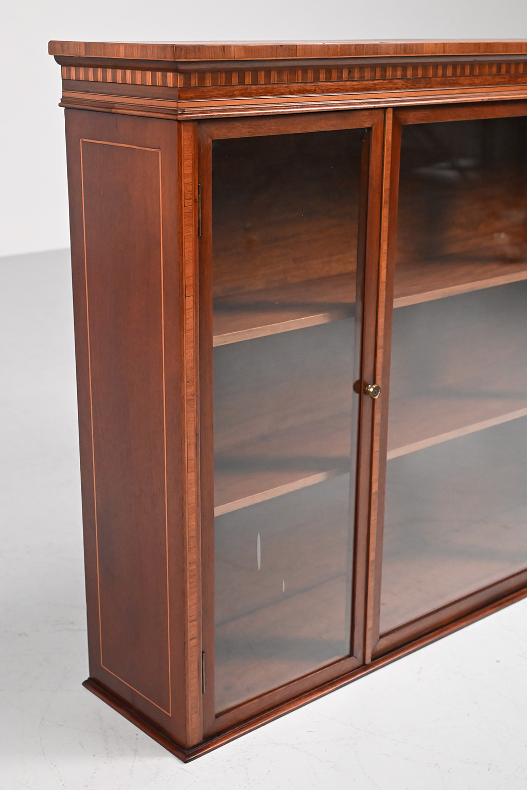 72436 Antieke vitrine hangkast 03