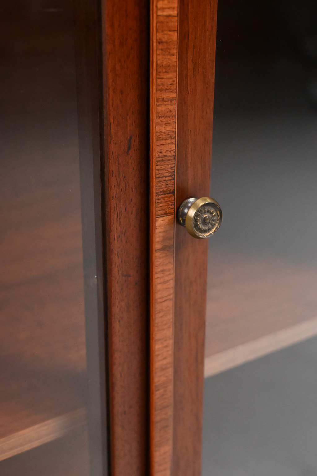 72436 Antieke vitrine hangkast 06