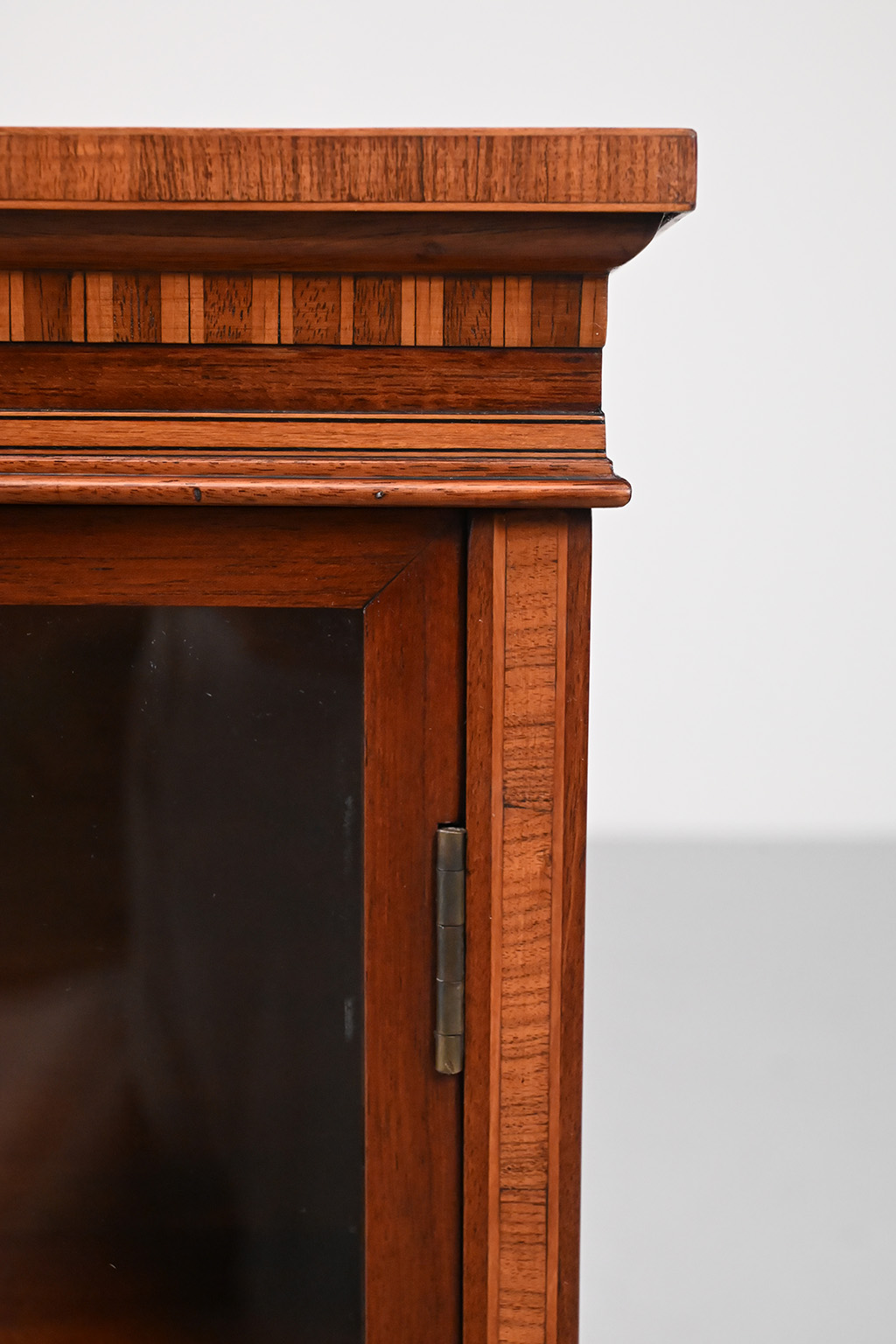72436 Antieke vitrine hangkast 07