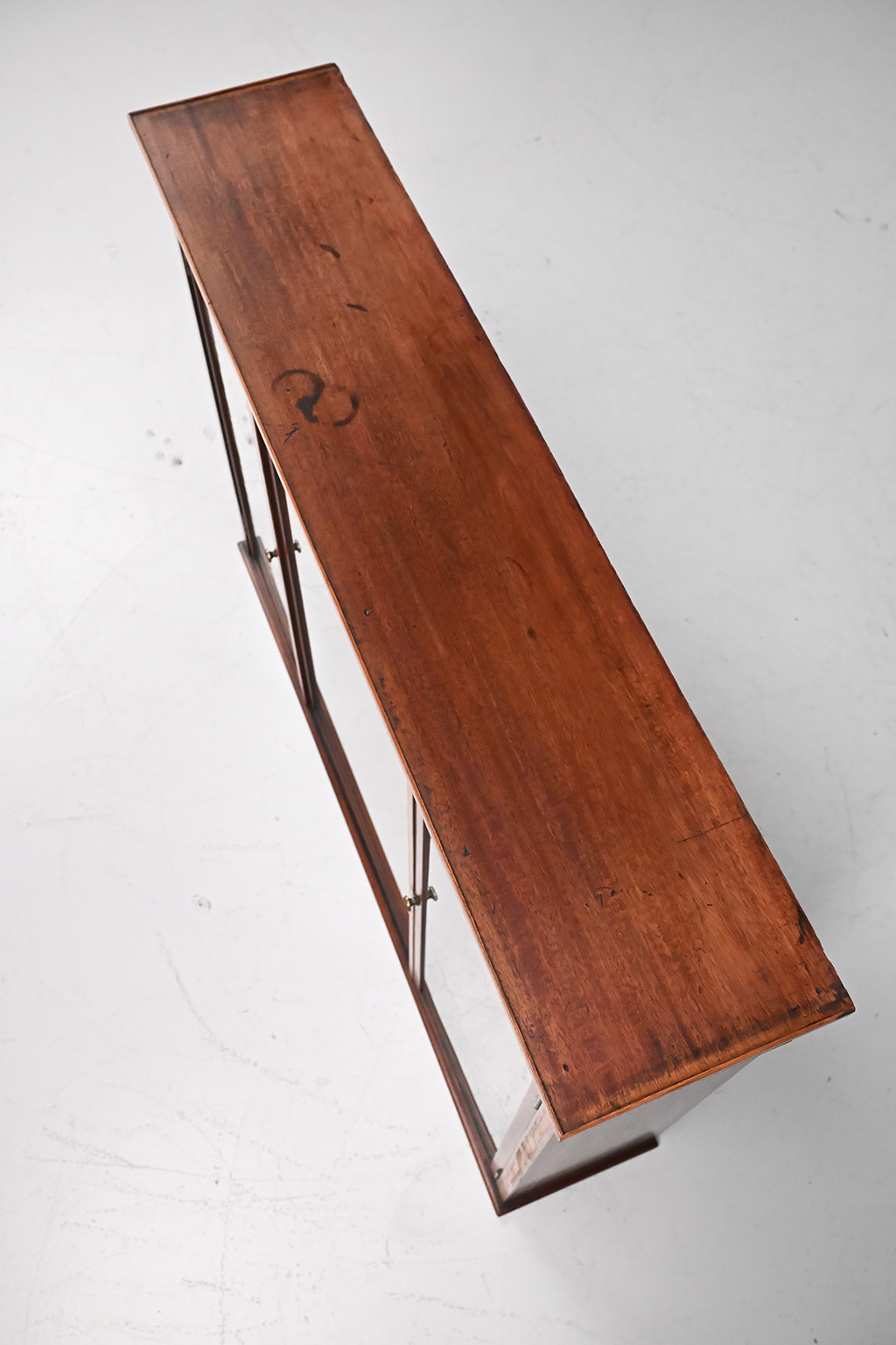 72436 Antieke vitrine hangkast 08