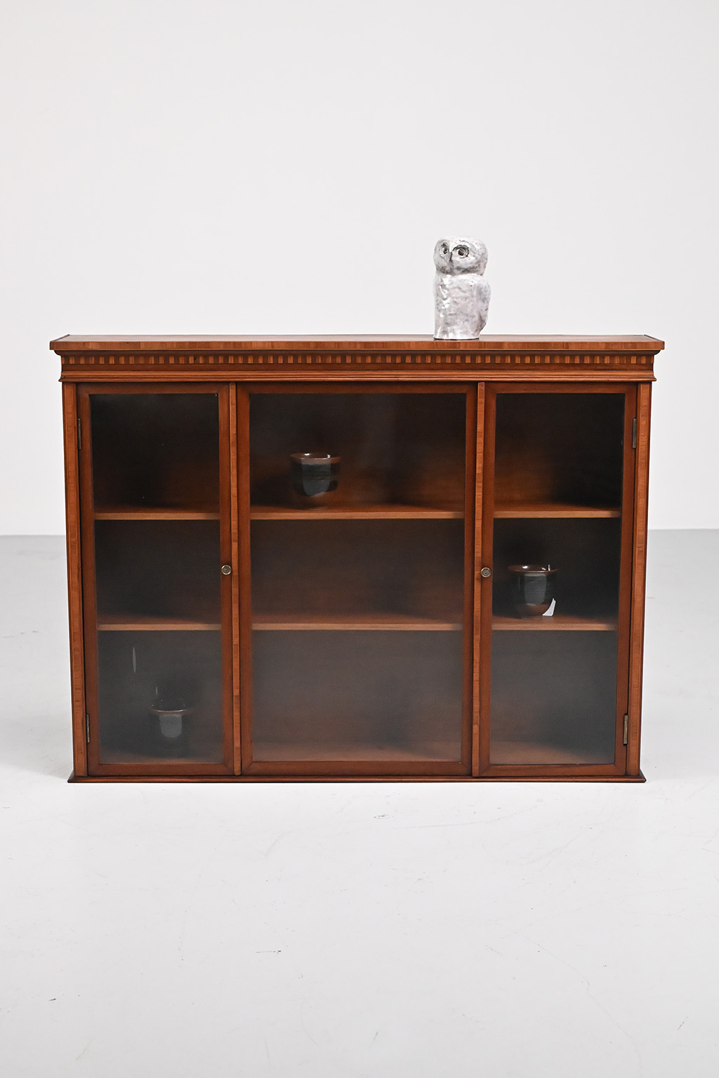72436 Antieke vitrine hangkast 12
