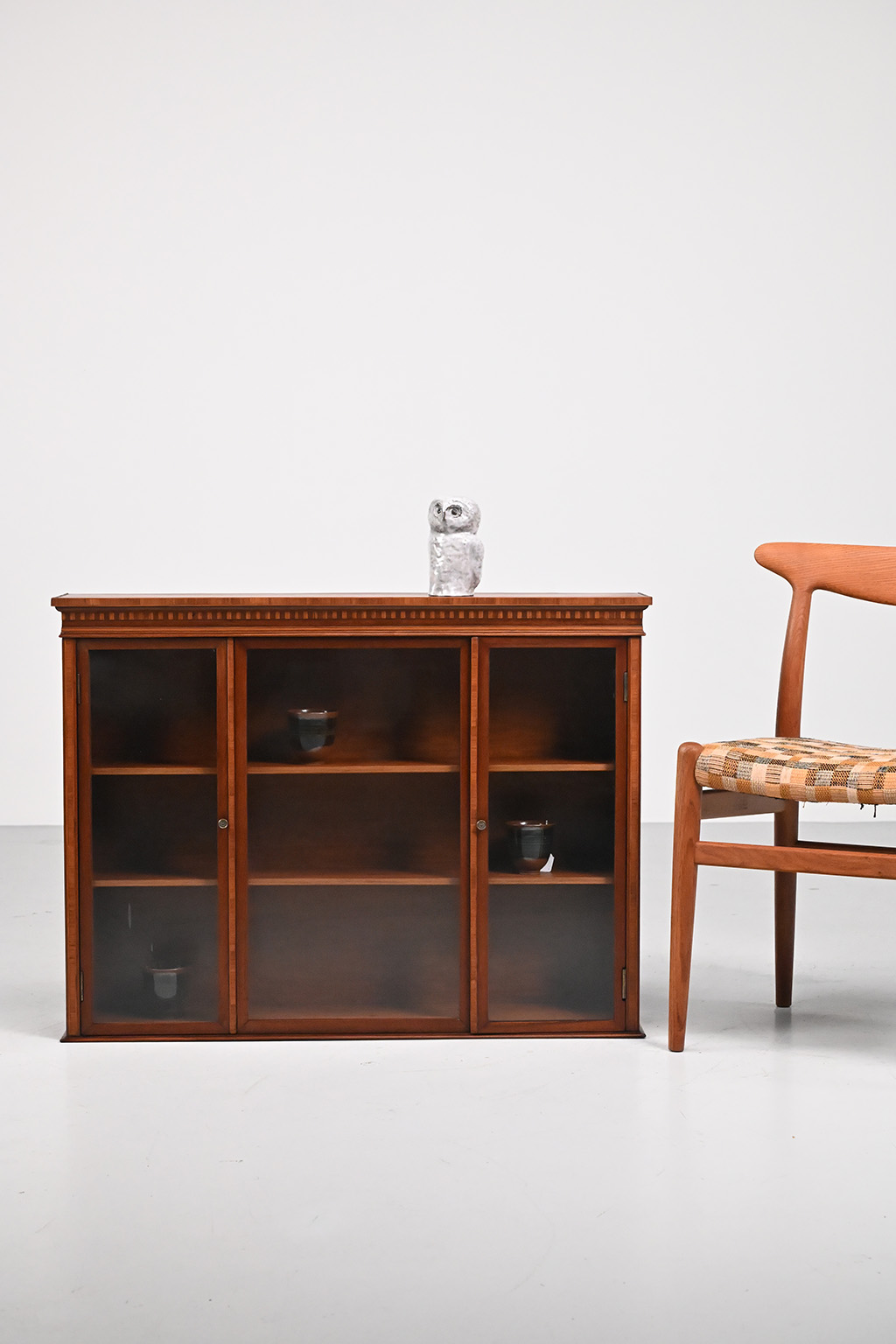 72436 Antieke vitrine hangkast 13