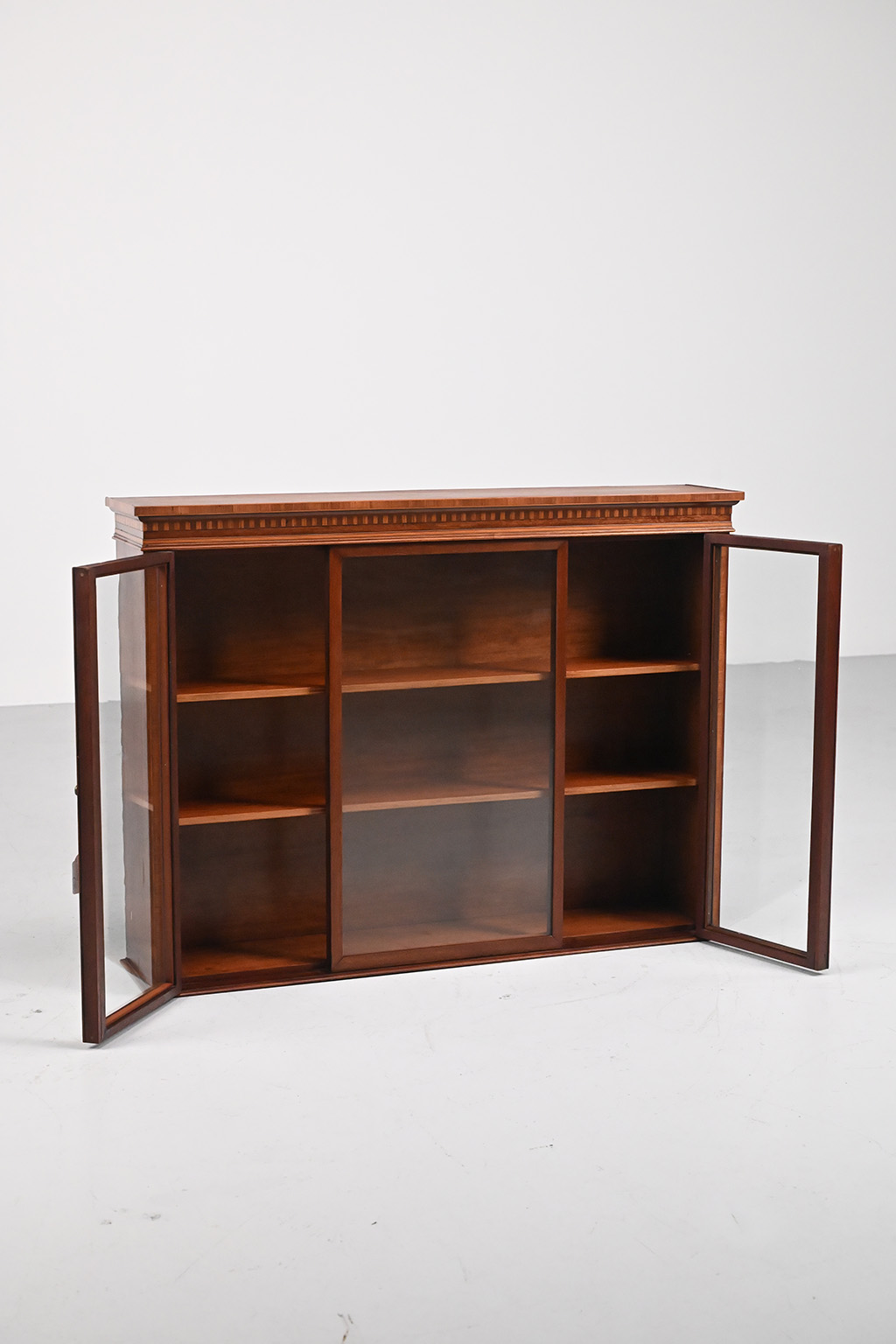 72436 Antieke vitrine hangkast 14