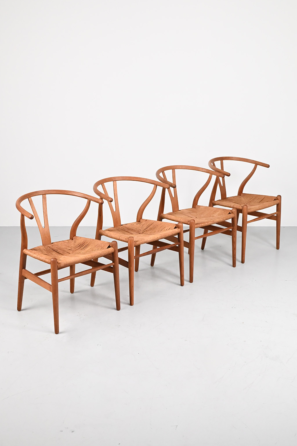 72357 Wishbone chairs CH24 01