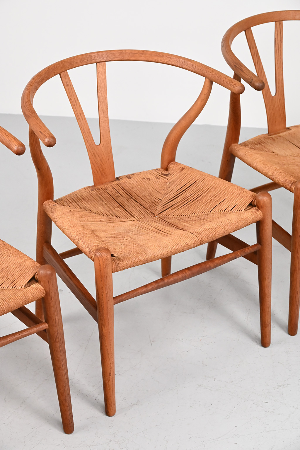 72357 Wishbone chairs CH24 02