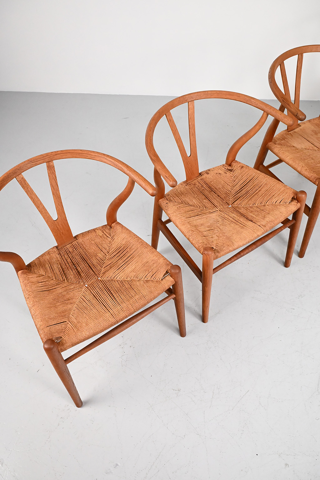 72357 Wishbone chairs CH24 03